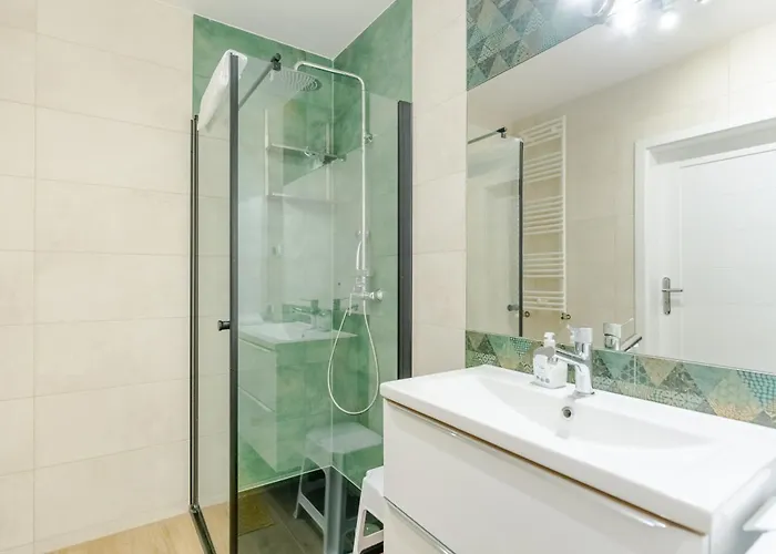 Apartamento Artyleryjska For 6 People By Bookinghost